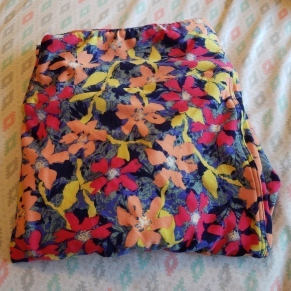LuLaRoe Pants - NWOT lularoe tc leggings. Pink and peach floral